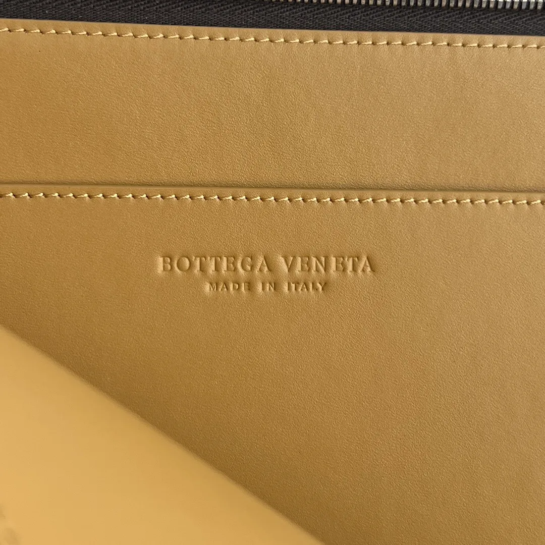 #博特家half-zip clutch bag 607479 intreccio woven clutch bag, low-key and brand-recognizable, made of imported calfskin, showing high-end soft texture and exquisite craftsmanship, with silver hardware half-zip closure, the main compartment provides enough storage space, this bag has a classic appearance that is timeless and practical! Whether it is for daily use or commuting to work, it can instantly improve the overall taste😄 This leather goods is an ideal travel companion, size: 33x24.5x2, P1960
